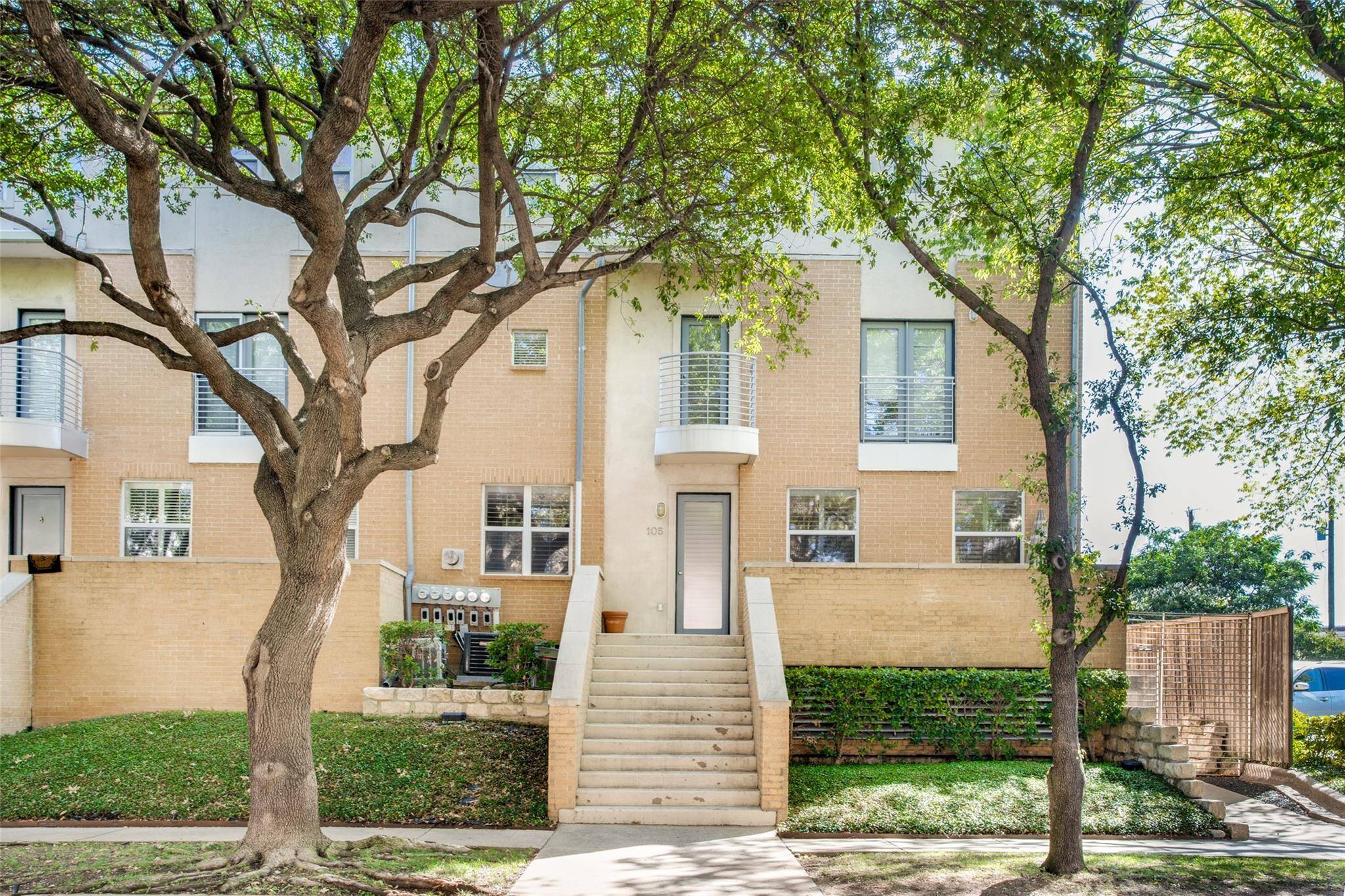 Dallas, TX 75219,3922 Gilbert Avenue #105