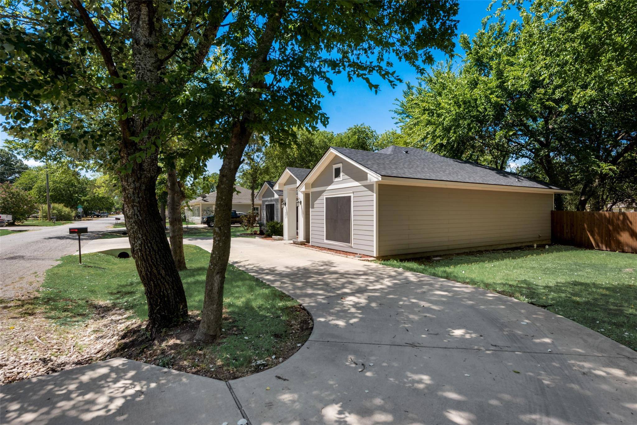 Waxahachie, TX 75165,305 Pecan Street