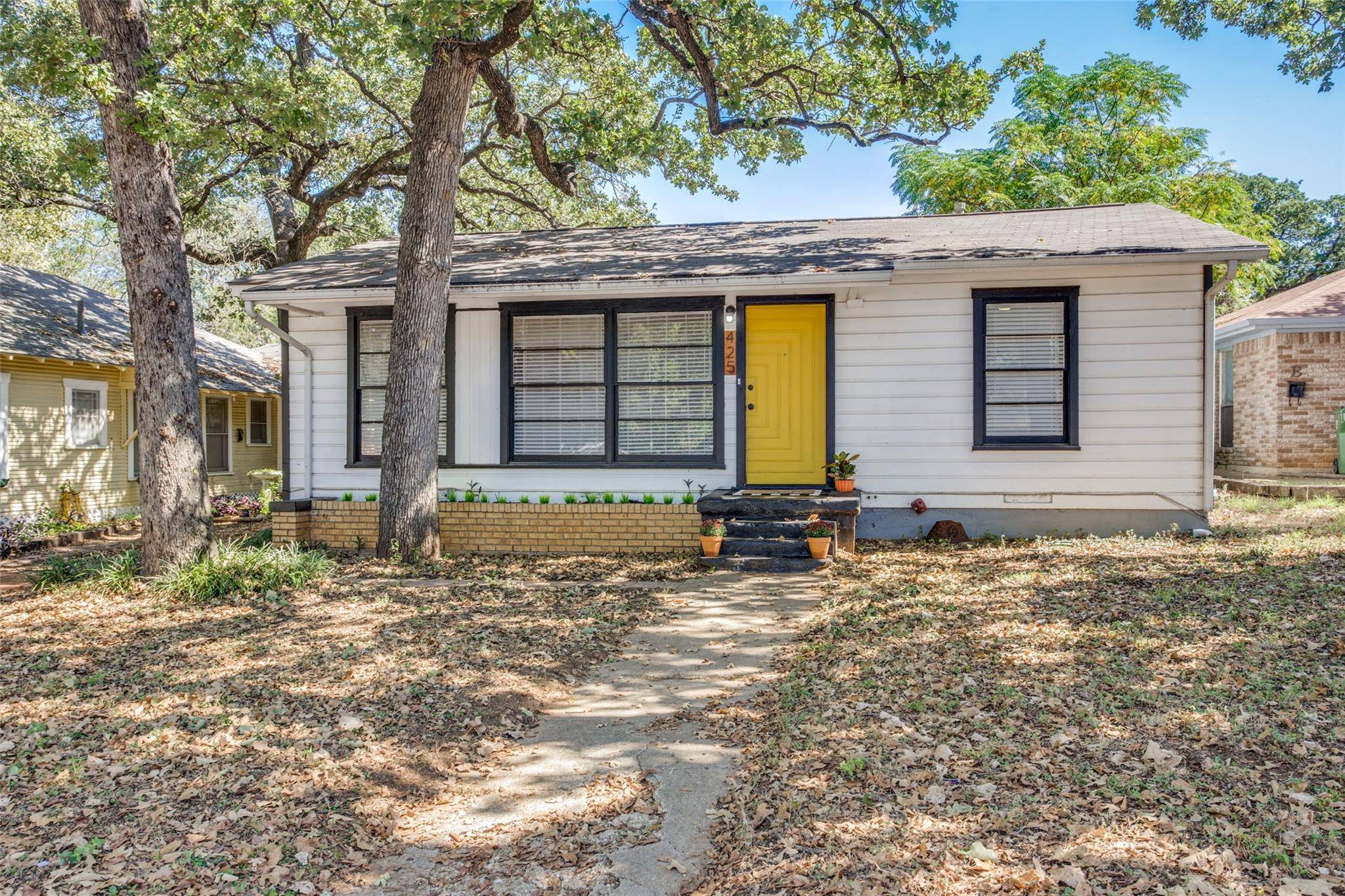 Arlington, TX 76011,425 N Elm Street