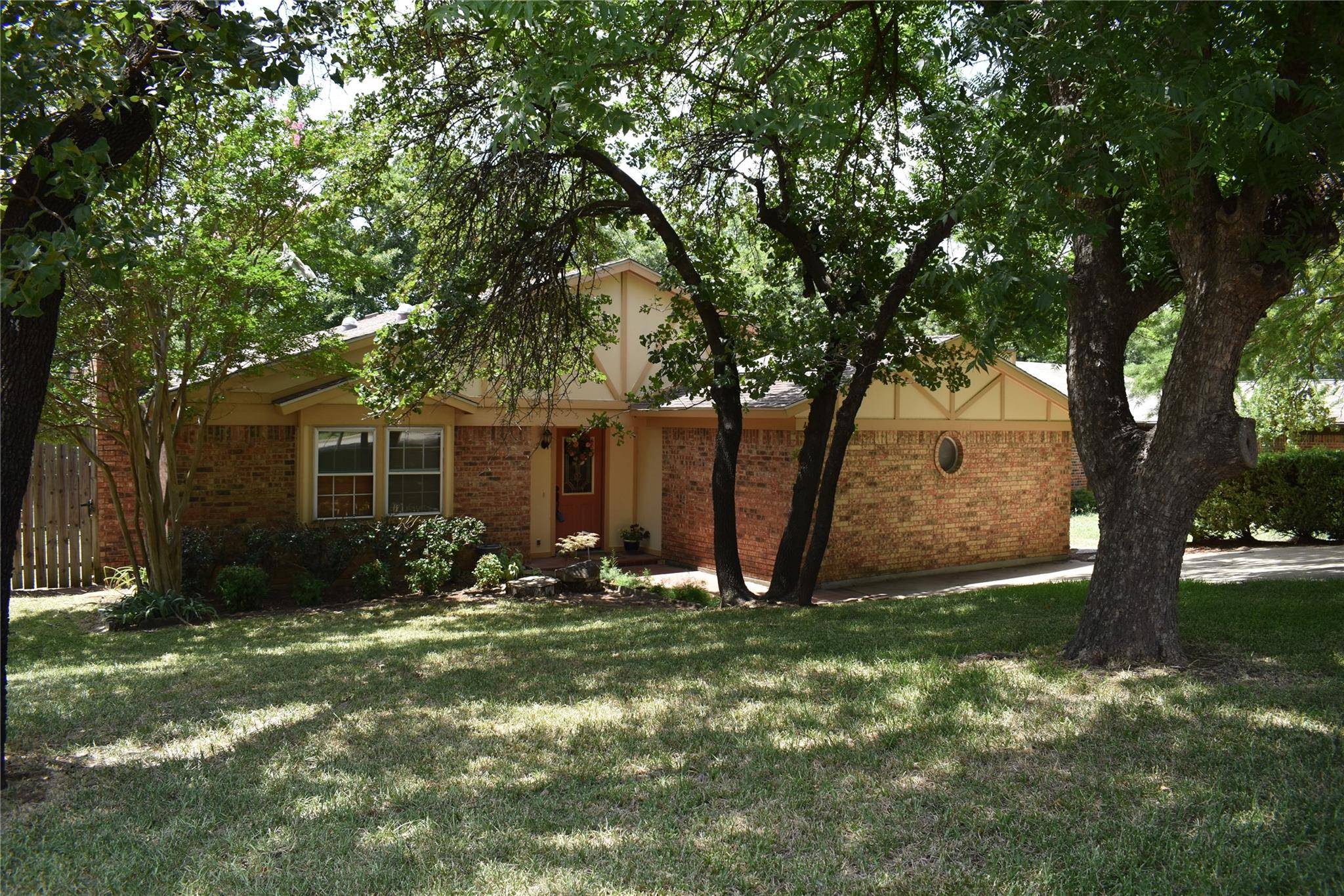 Arlington, TX 76017,4904 Crest Drive