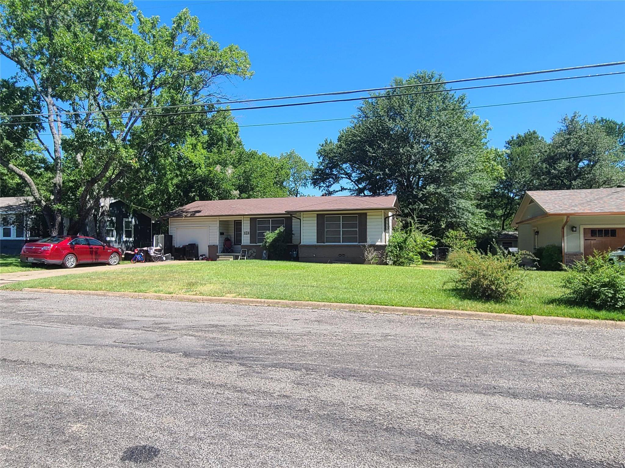 Bonham, TX 75418,311 E Russell Avenue