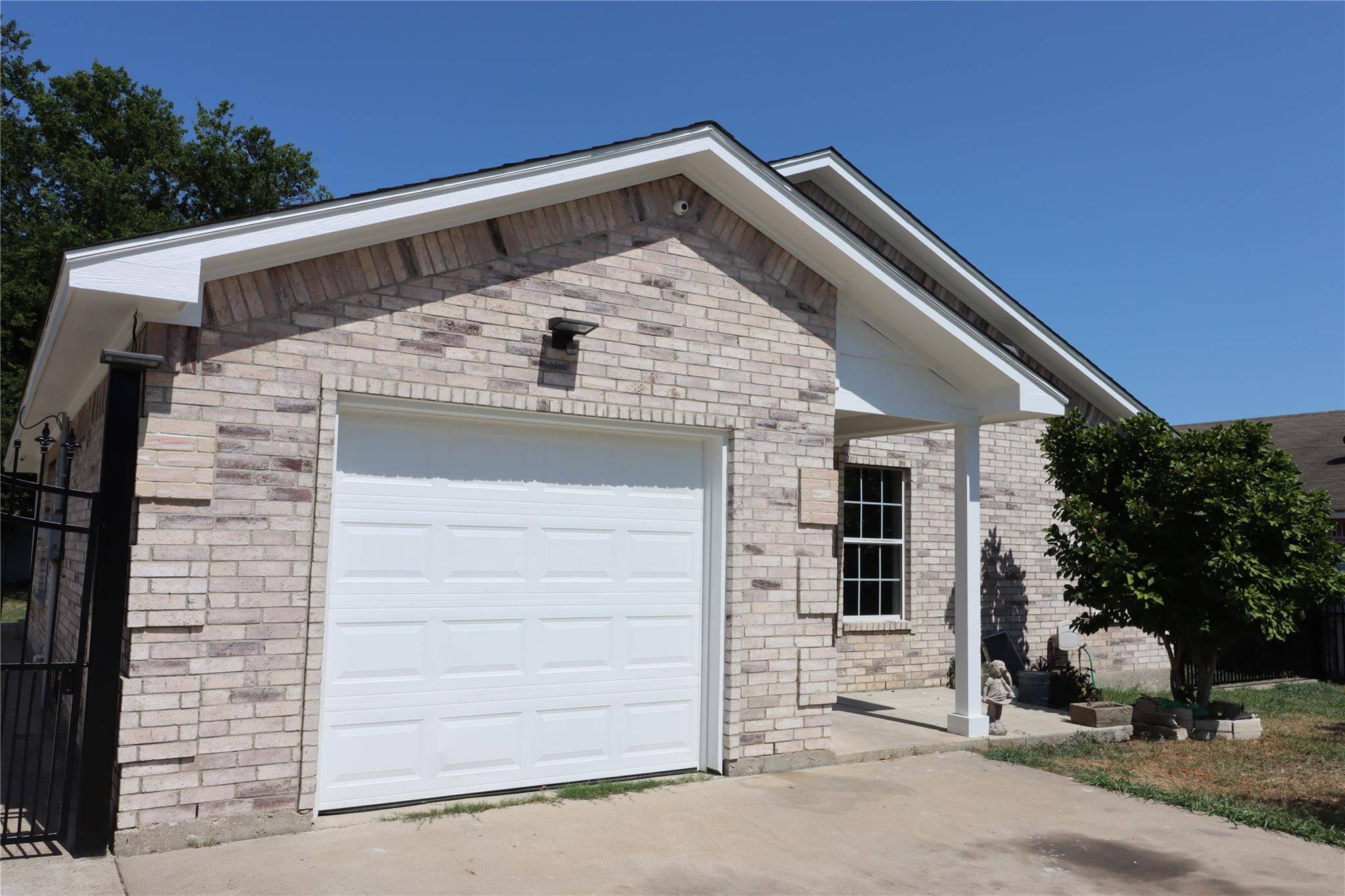 Grand Prairie, TX 75051,825 Pangburn Street