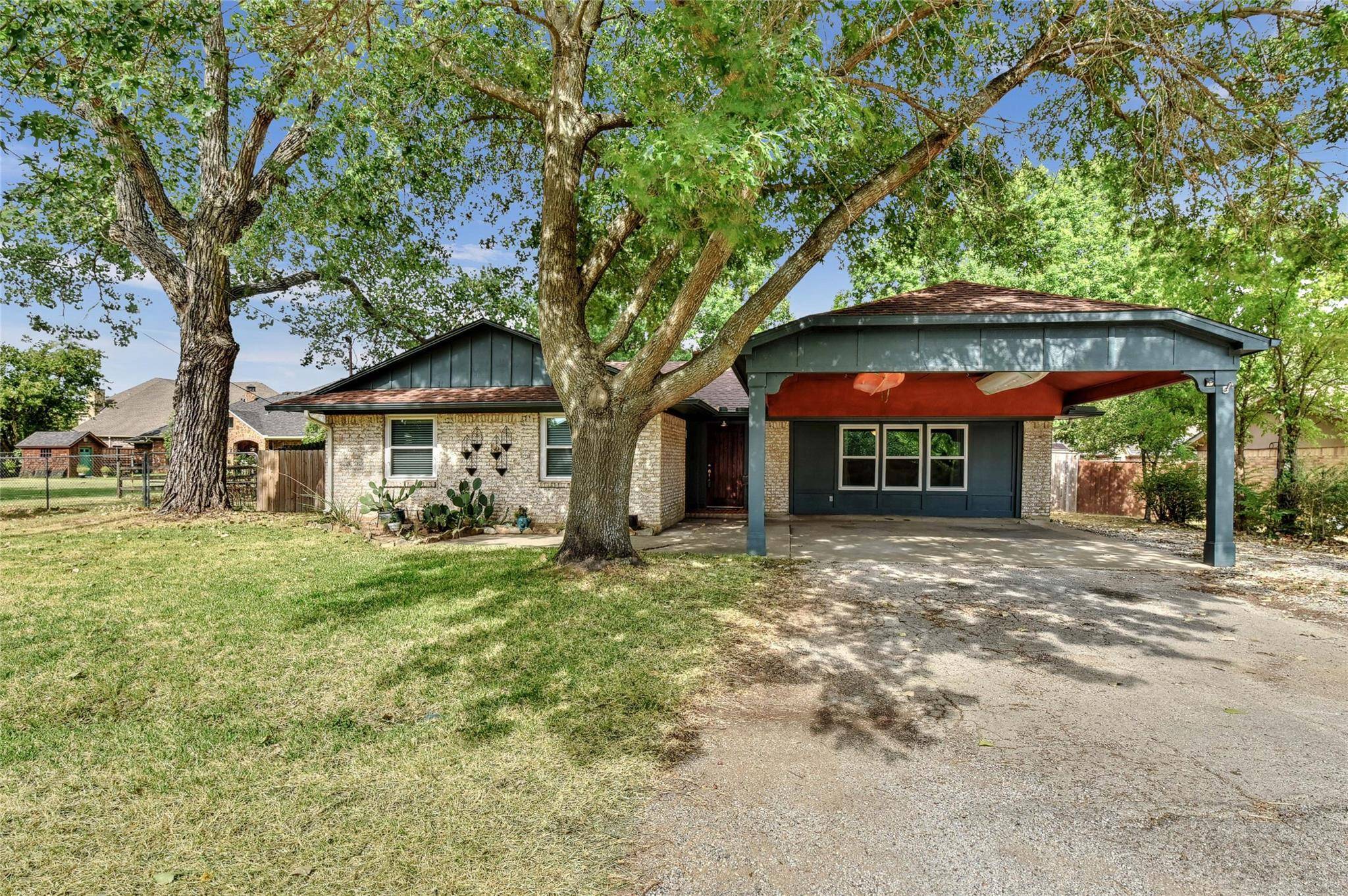 Shady Shores, TX 76208,330 Oakwood Circle