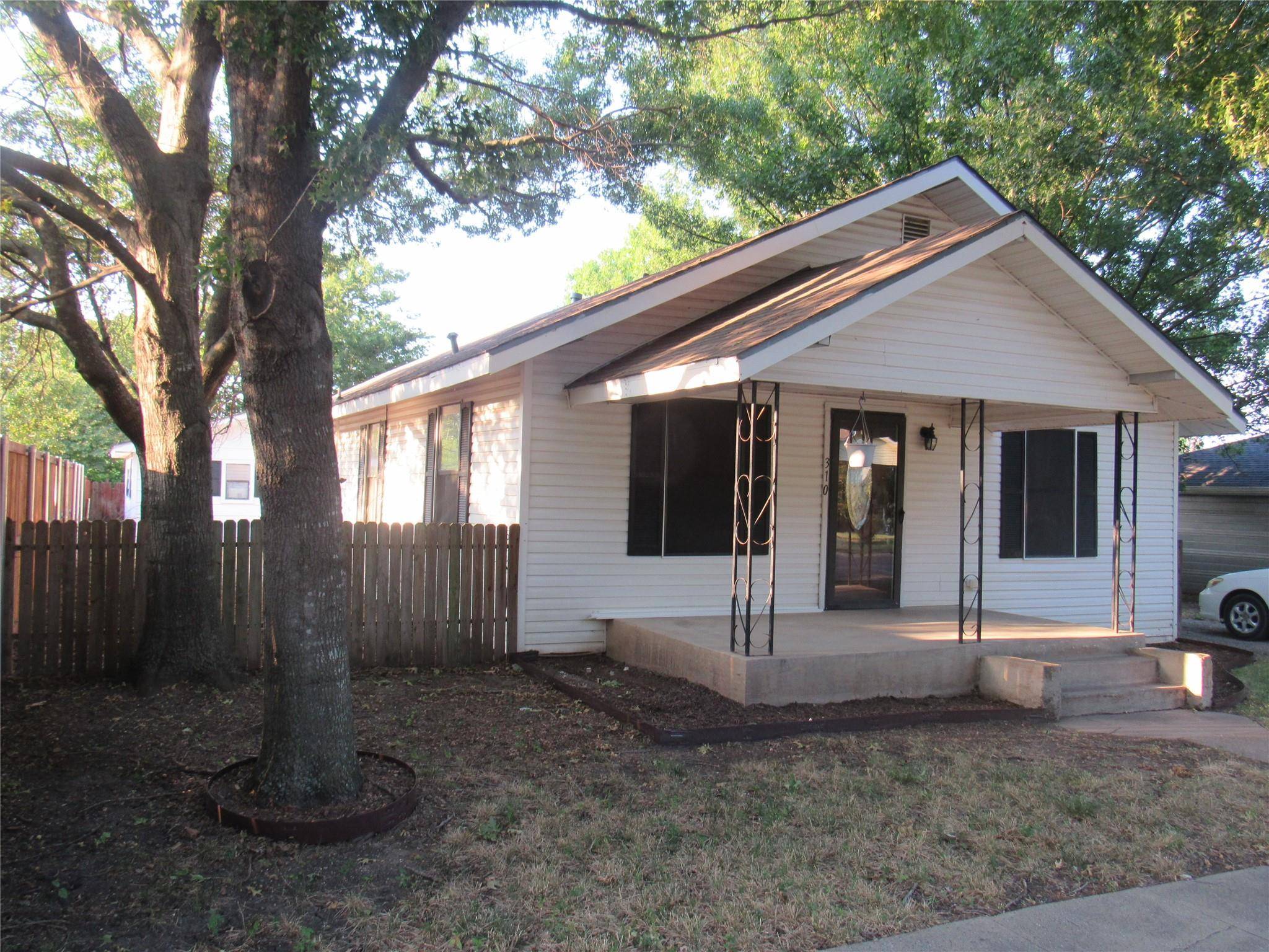 Whitewright, TX 75491,310 W Locust Street