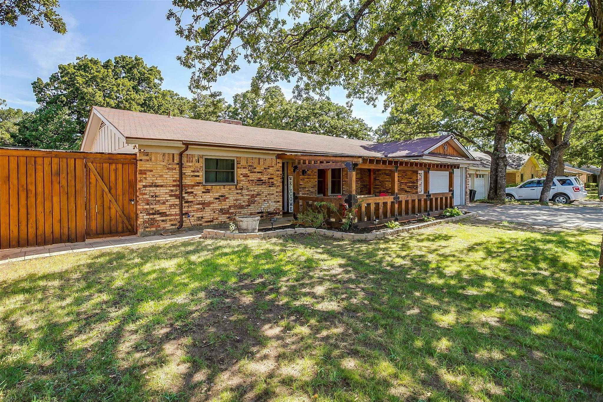 Hurst, TX 76053,829 Oakwood Avenue