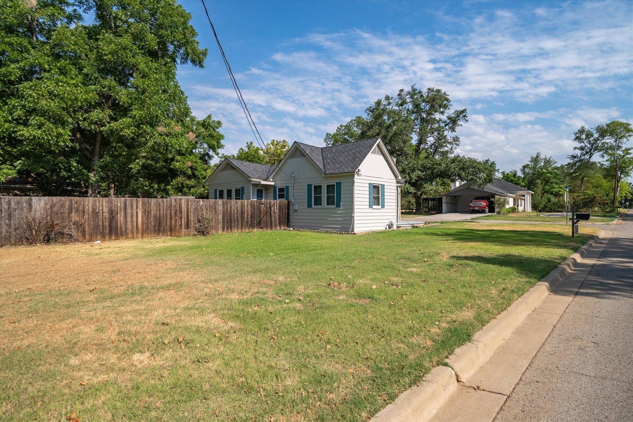 Grand Saline, TX 75140,523 N Waldrip Street