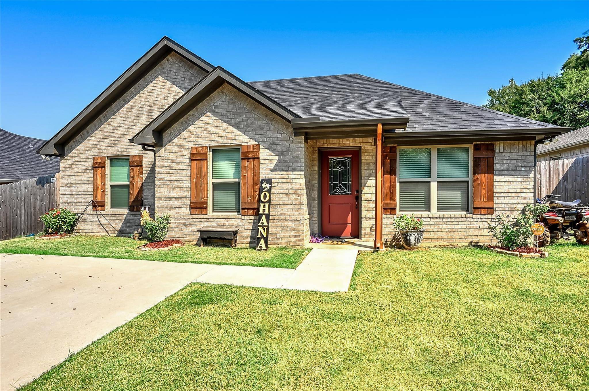 Denison, TX 75021,415 E Maple Row