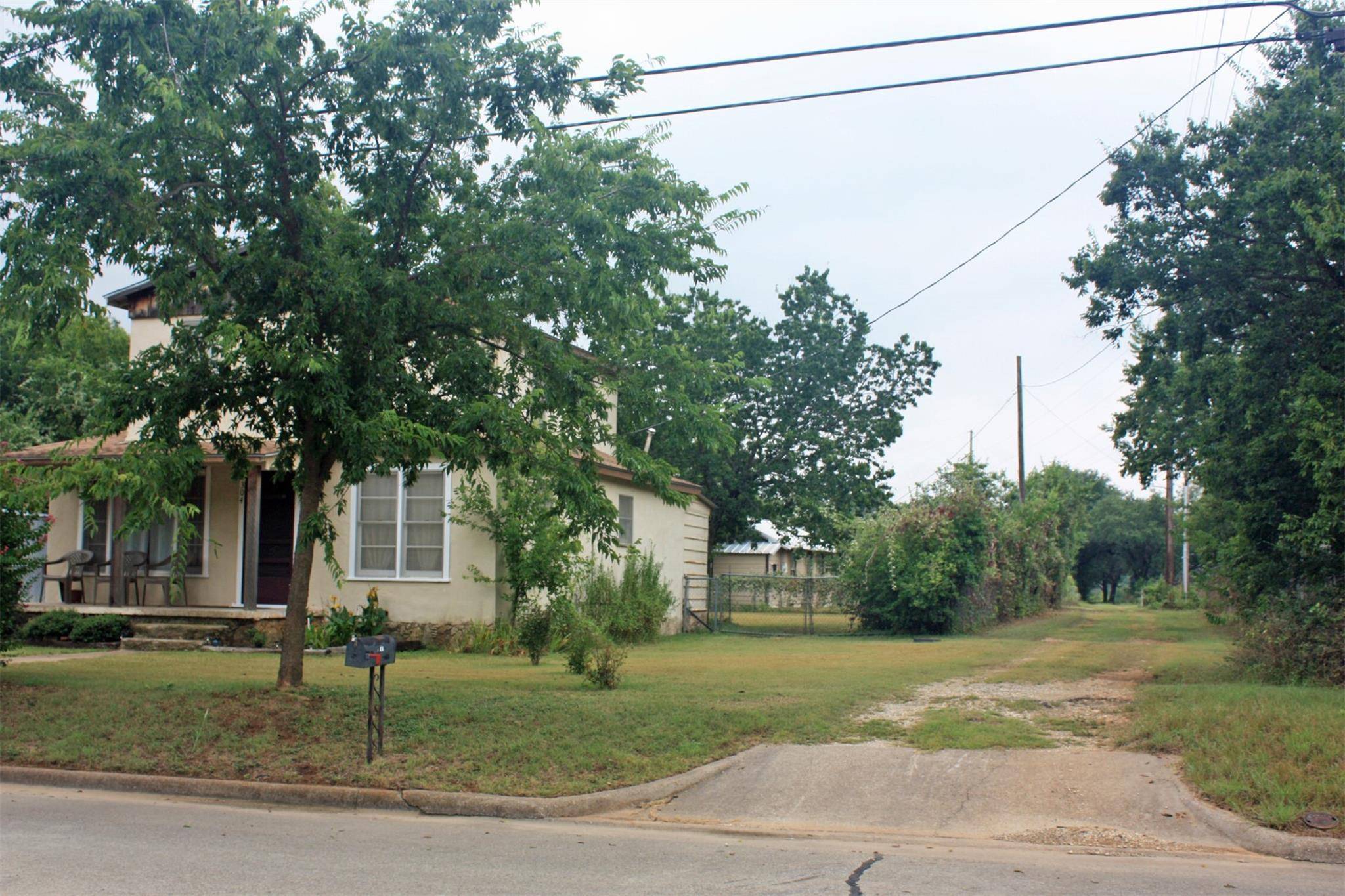 Glen Rose, TX 76043,304 Bryan Street