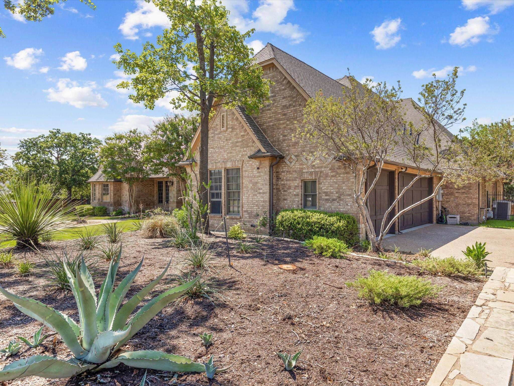 Kennedale, TX 76060,1210 Falcon Ridge Drive