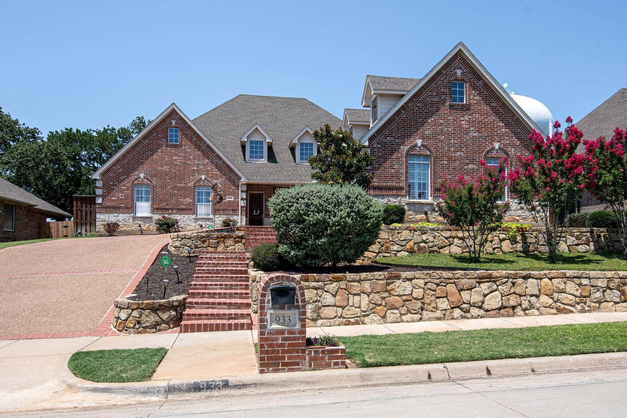 Bedford, TX 76021,933 Crestview Drive