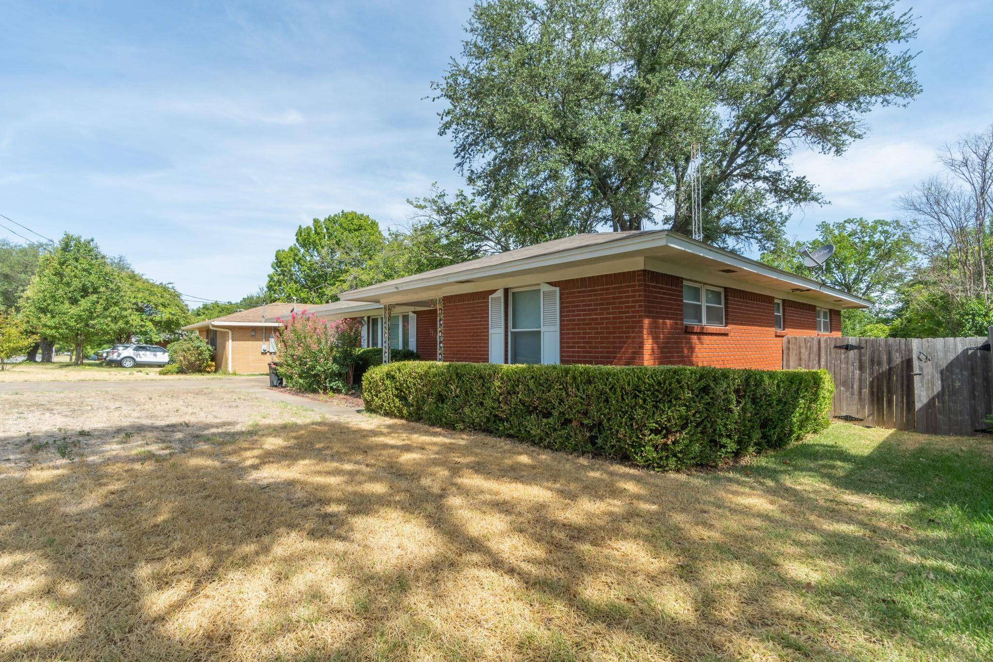 Hillsboro, TX 76645,1211 E Elm Street