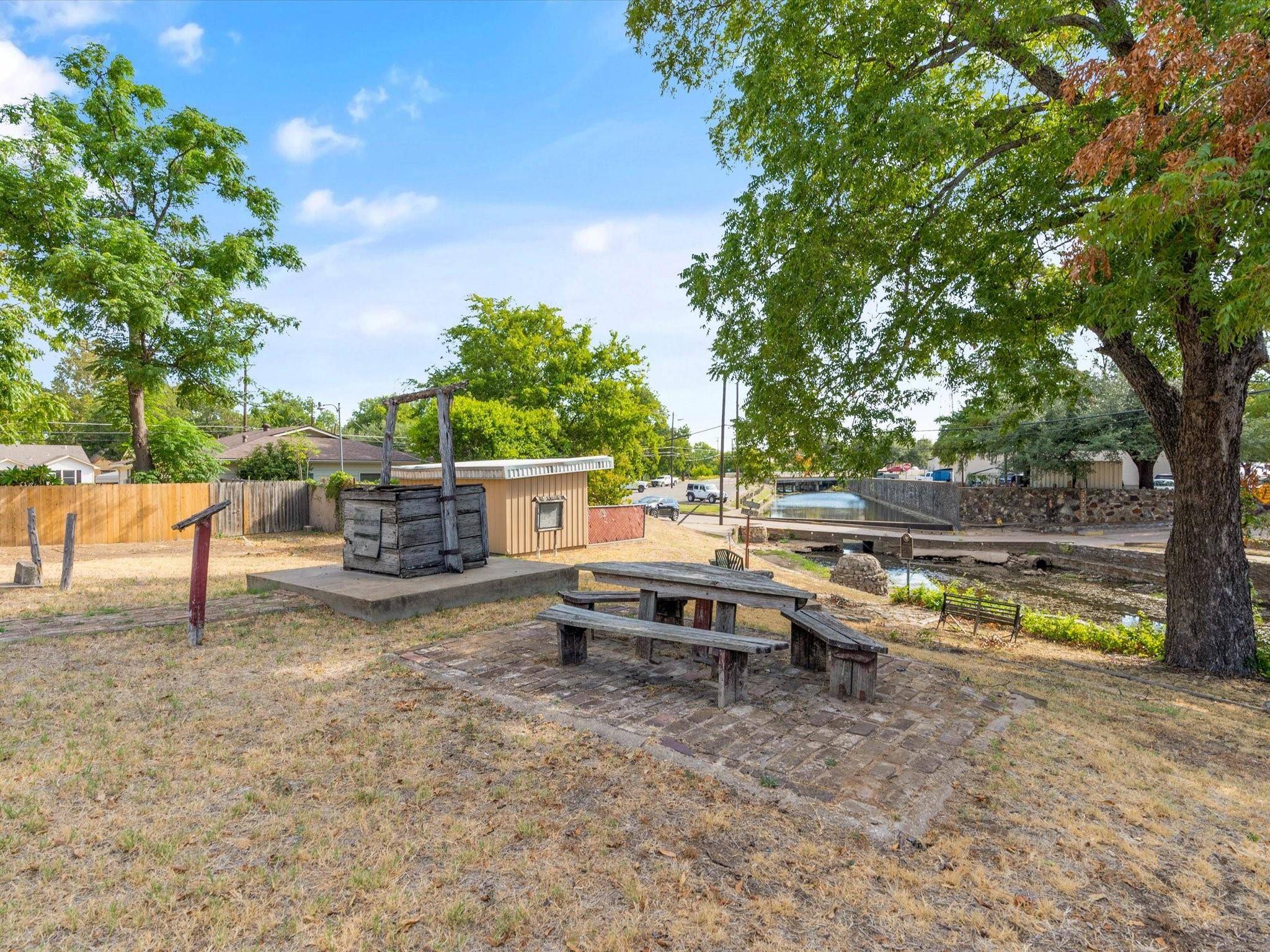 Cleburne, TX 76033,402/406 W Henderson Street