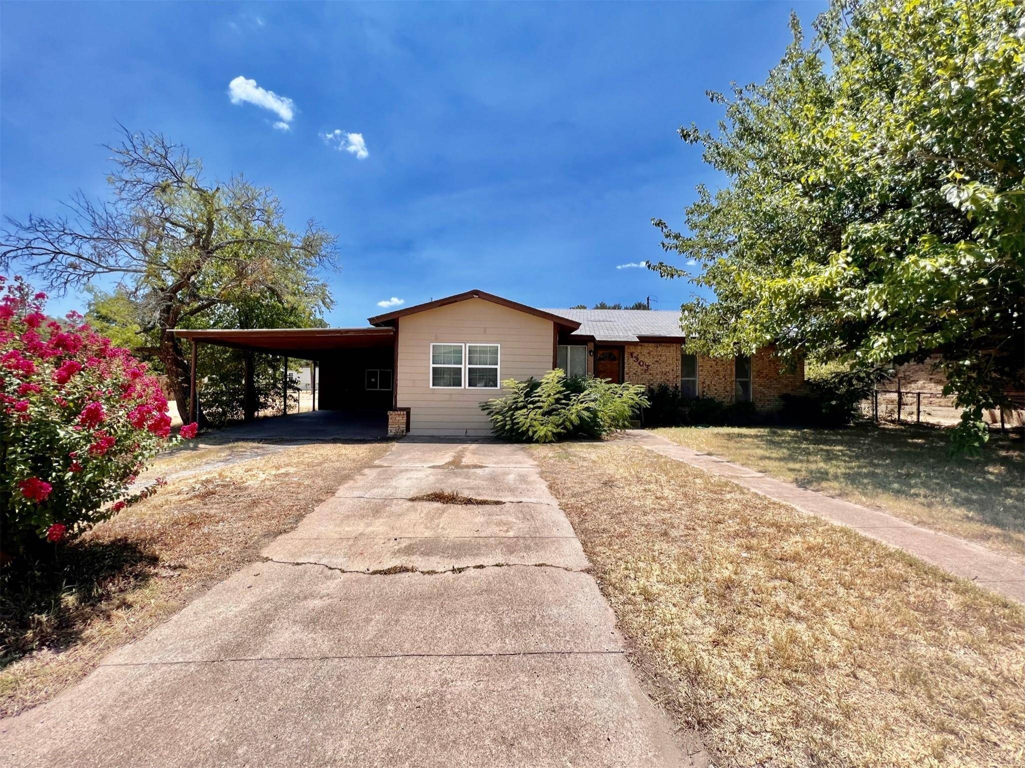 Cisco, TX 76437,1303 Royal Lane