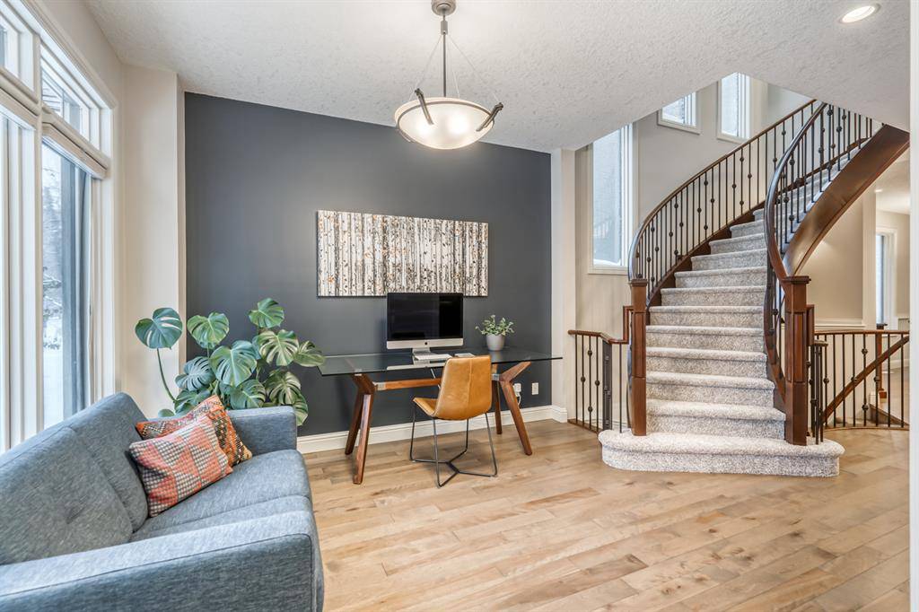 Calgary, AB T2T 2S6,2016 47 AVE SW