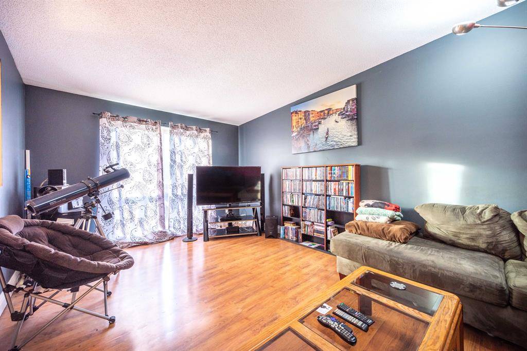 Calgary, AB T2A 1X7,716E Raynard CRES SE