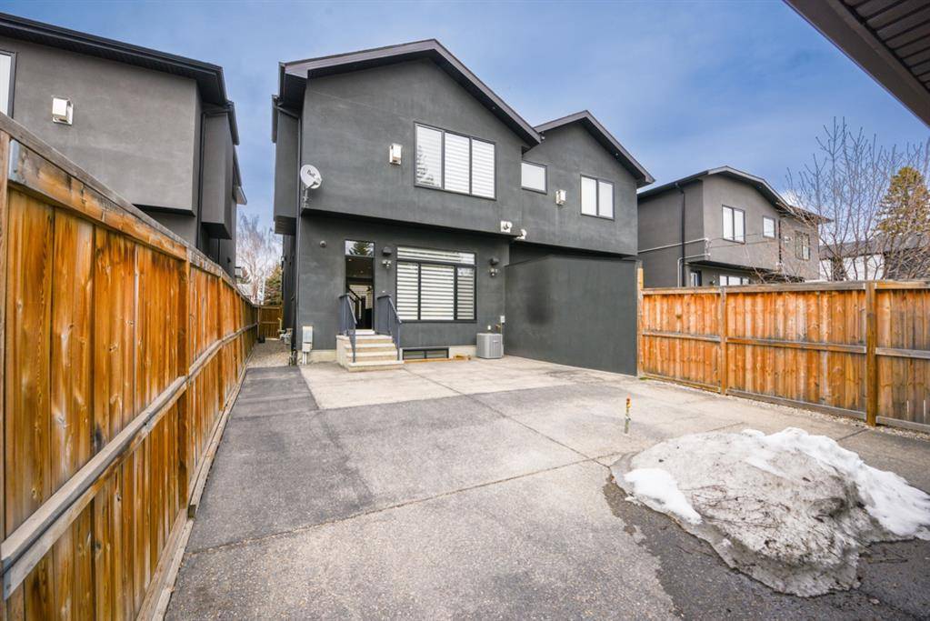 Calgary, AB T2M 1A1,1133 19 AVE NW