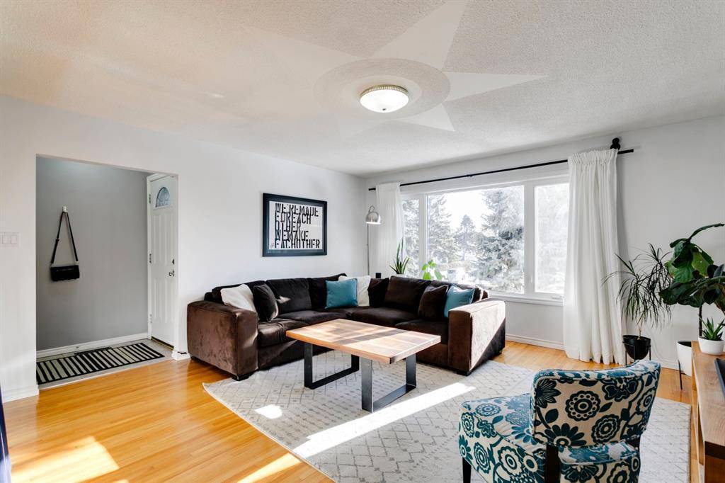 Calgary, AB T2M 1R5,1702 22 AVE NW