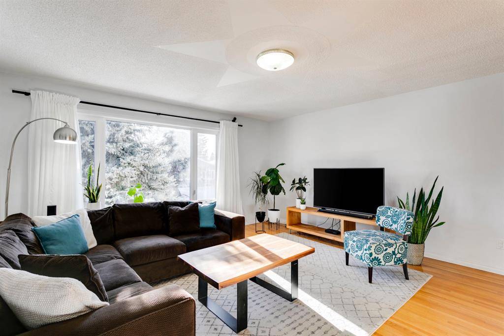 Calgary, AB T2M 1R5,1702 22 AVE NW