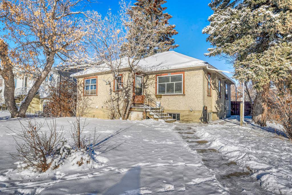 Calgary, AB T2M 1K9,1102 21 AVE NW