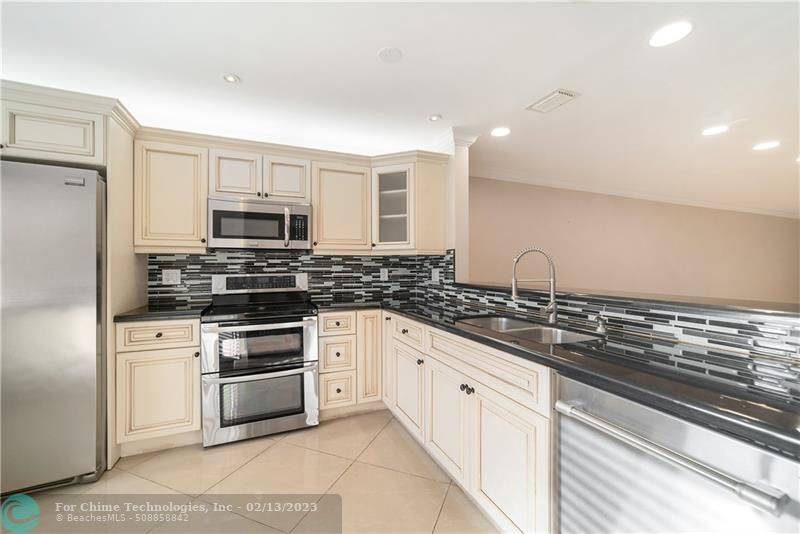 Boca Raton, FL 33433,22095 Las Brisas Cir #105