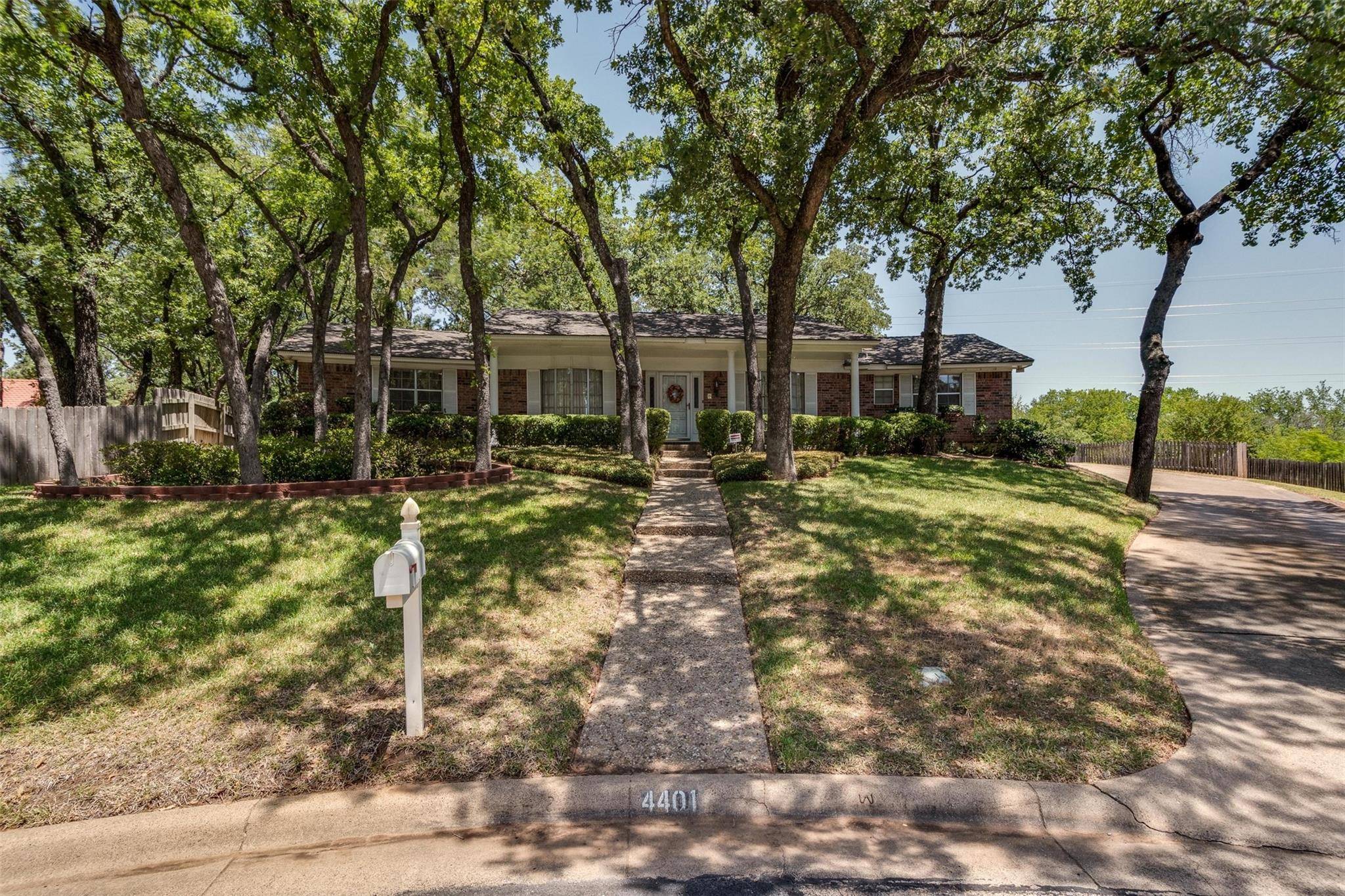 Arlington, TX 76013,4401 Woodview Court