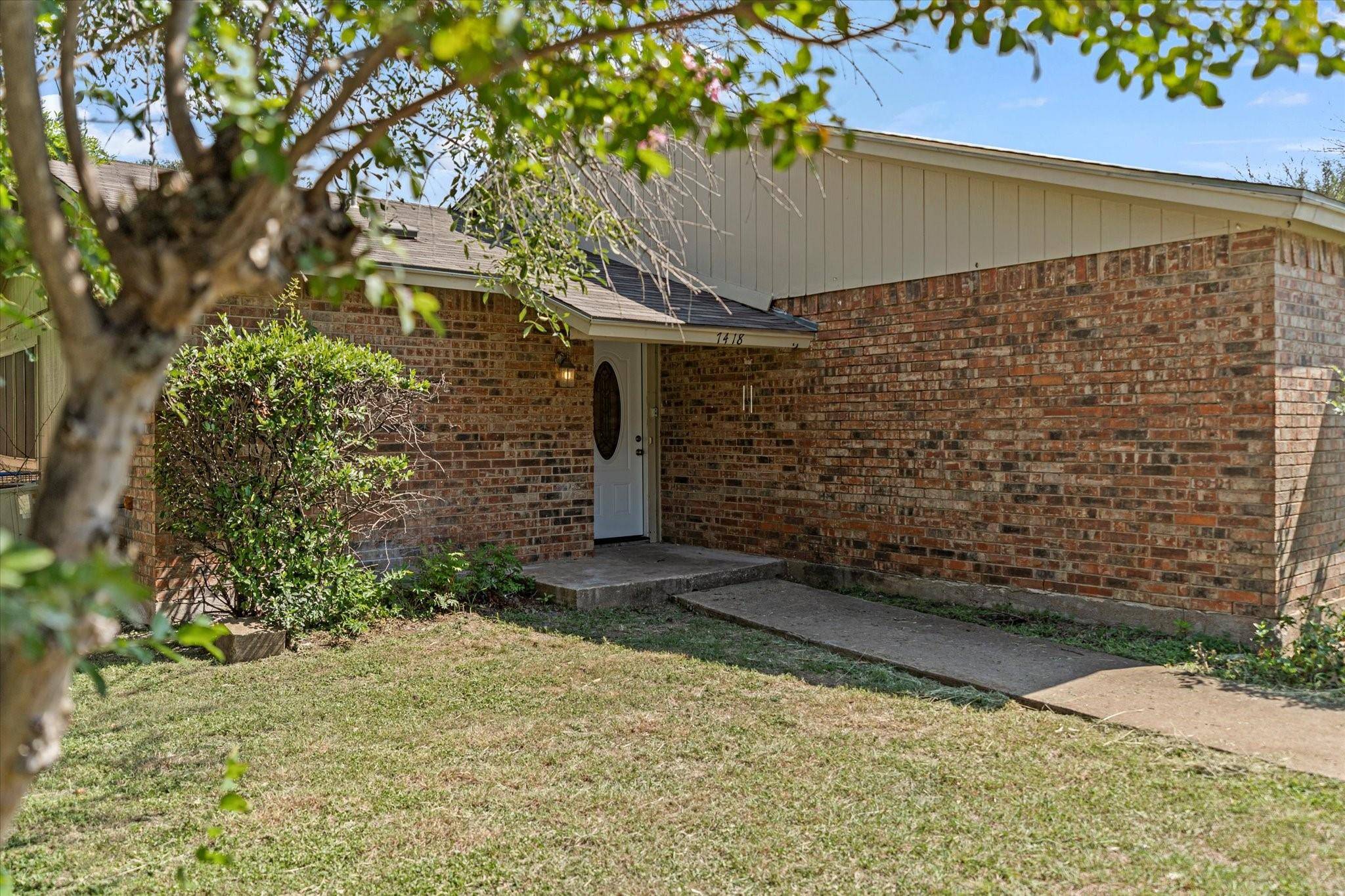 Dallas, TX 75249,7418 Boisenberry Lane