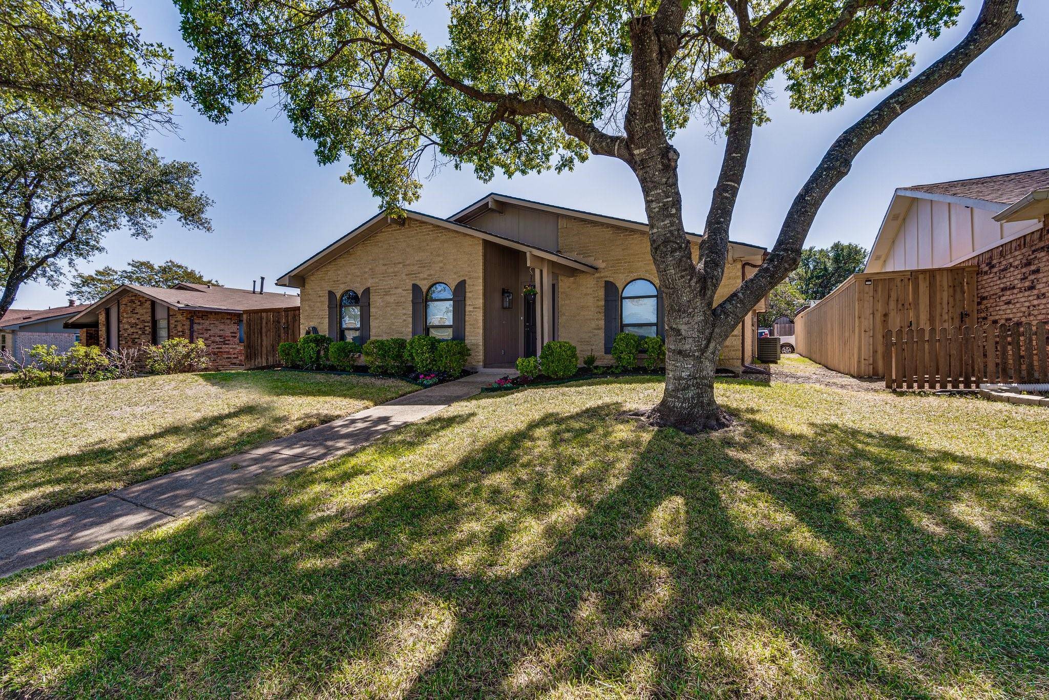 Dallas, TX 75249,7124 Field View Lane