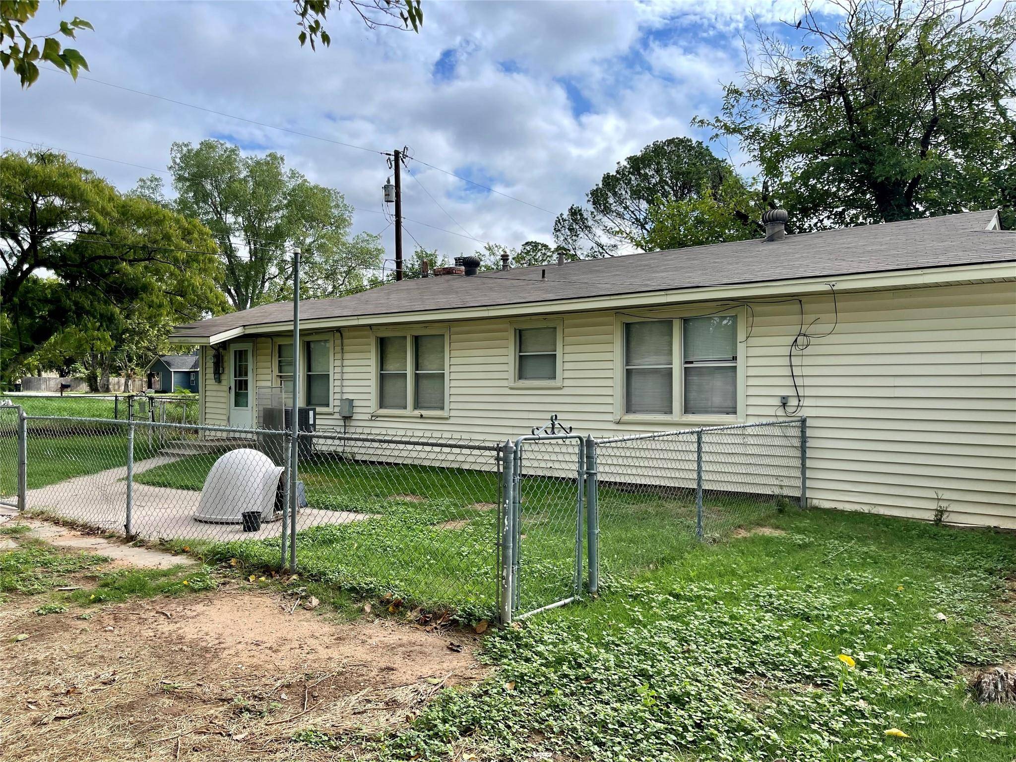 Boyd, TX 76023,422 S Hitt Street