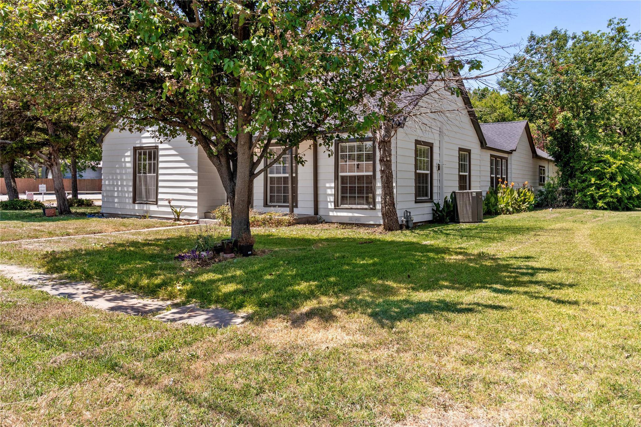 Gainesville, TX 76240,819 S Wine Street