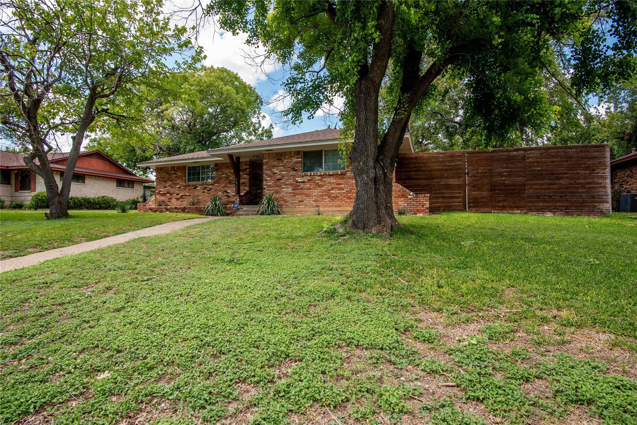 Dallas, TX 75232,6837 Woodwick Drive