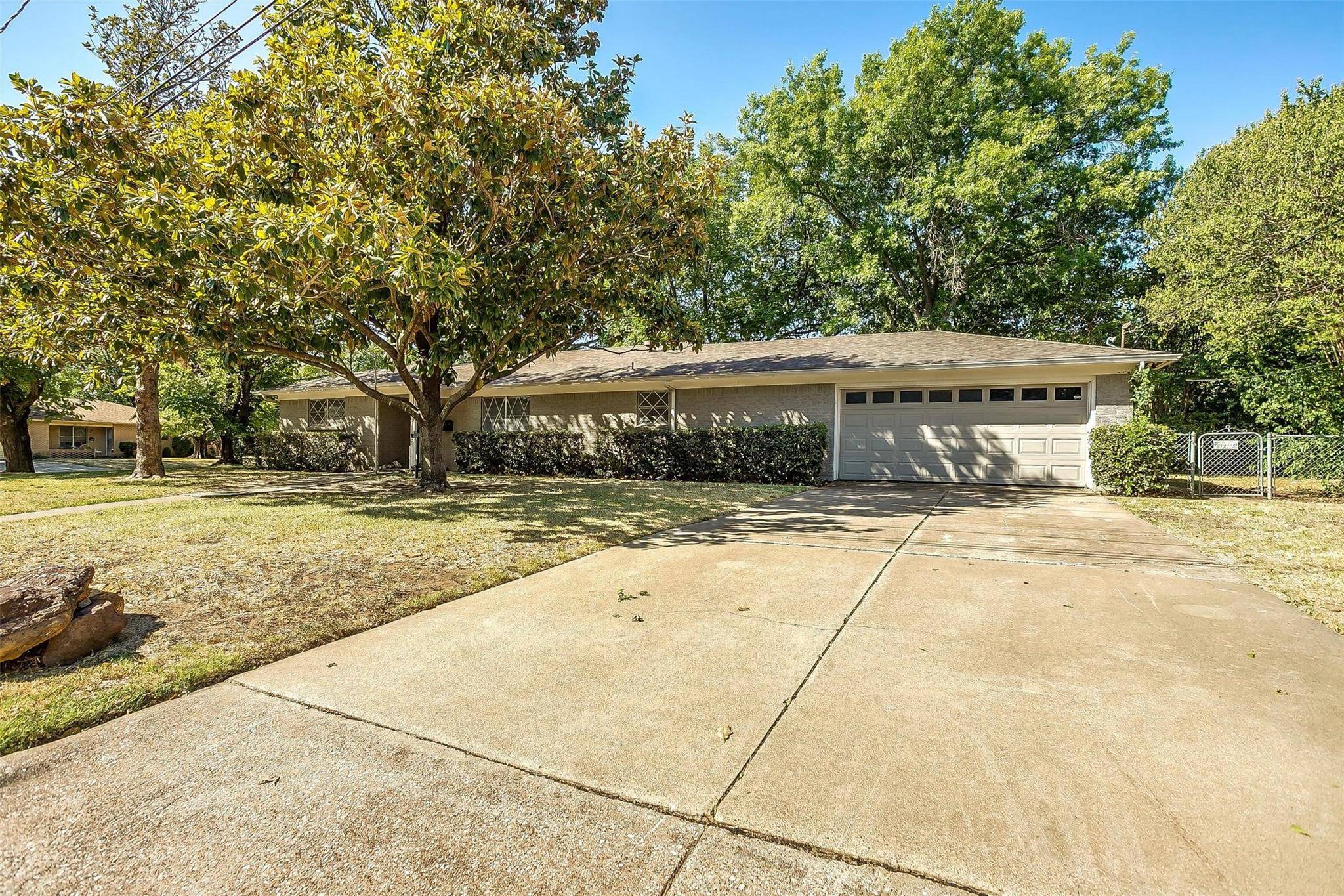 Burleson, TX 76028,352 S Warren Street