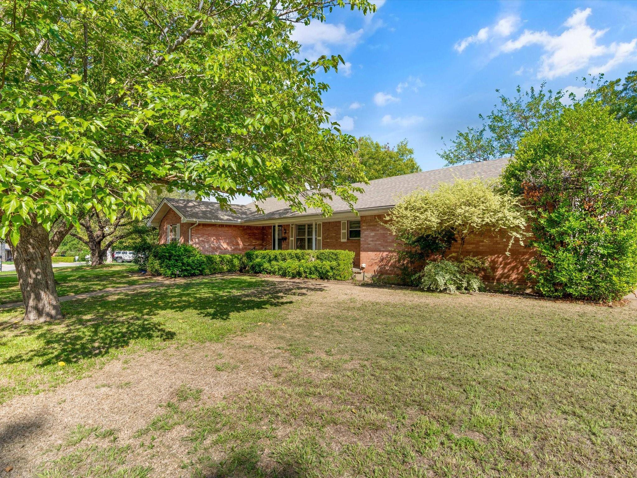 Cleburne, TX 76033,1221 Briarwood Drive