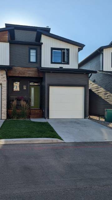 Lethbridge, AB T1J 5K5,478 Highlands BLVD W #5