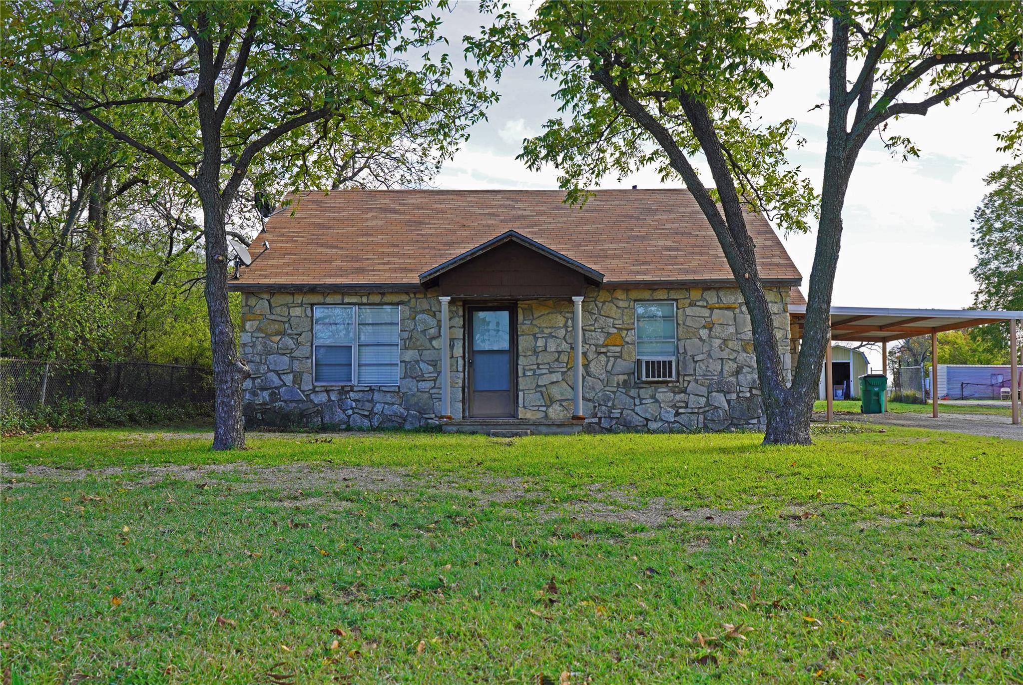 Jacksboro, TX 76458,422 N Bowie Street