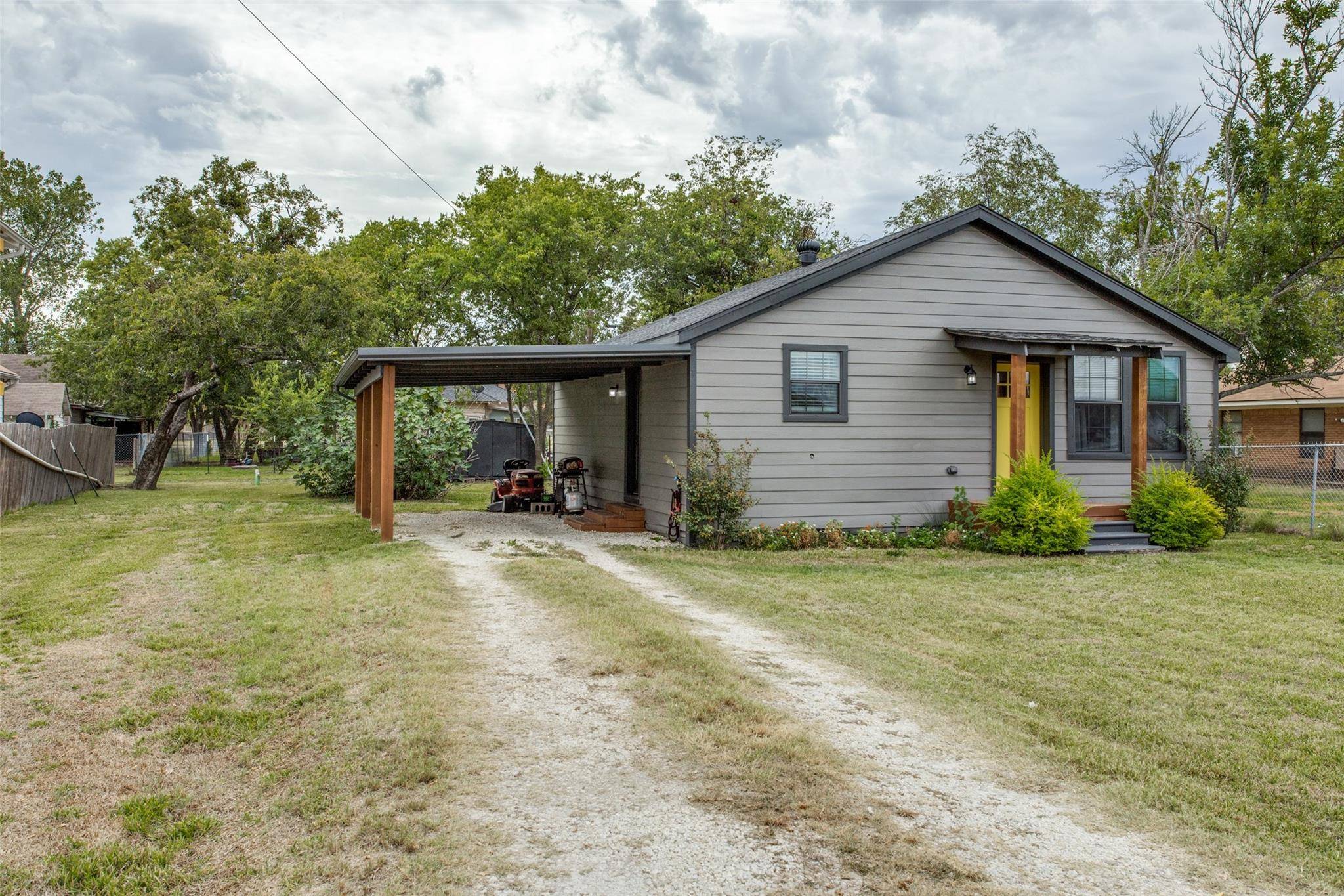 Palmer, TX 75152,221 W Canton Street