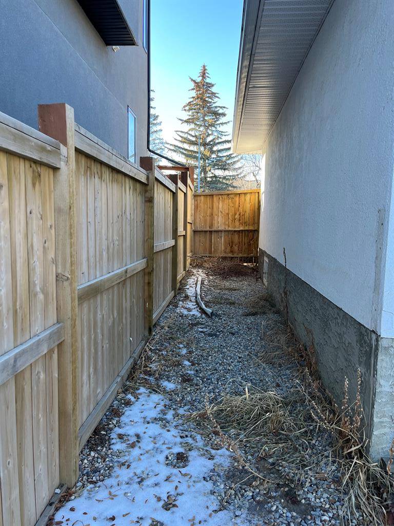 Calgary, AB T3E 3A9,2416 37 ST SW