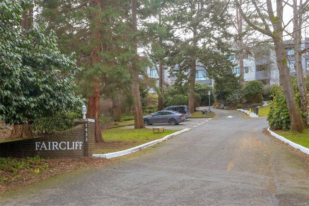 Victoria, BC V8S 3J6,1433 Faircliff Lane #420