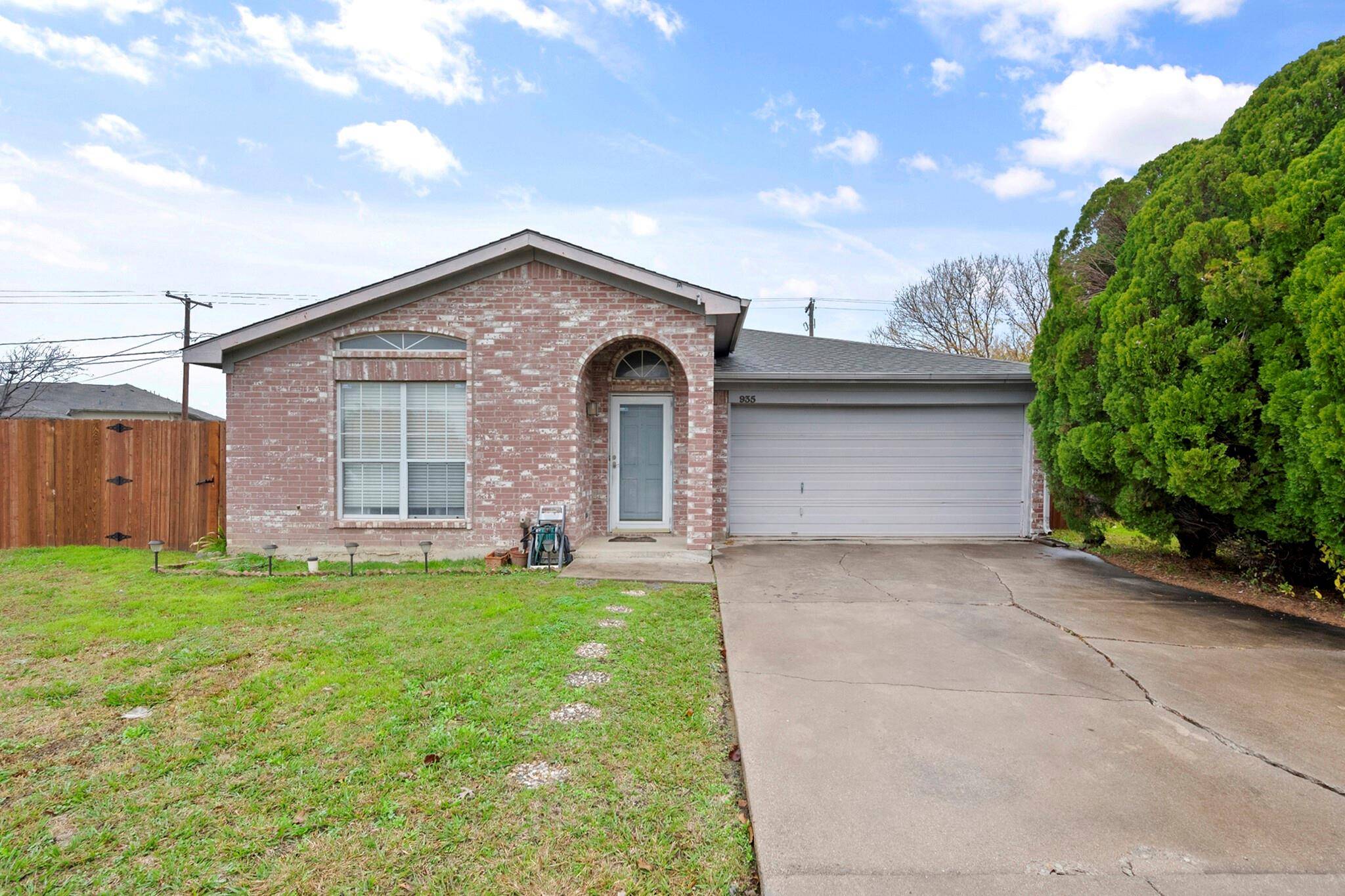 Arlington, TX 76001,935 Packard Drive