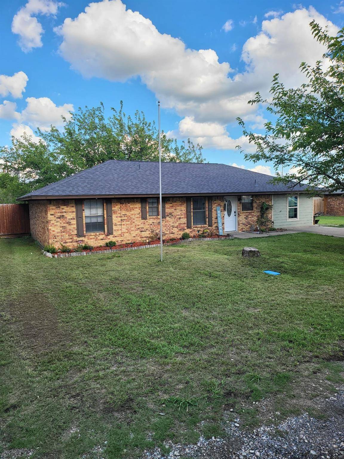 Leonard, TX 75452,308 N Pecan Street