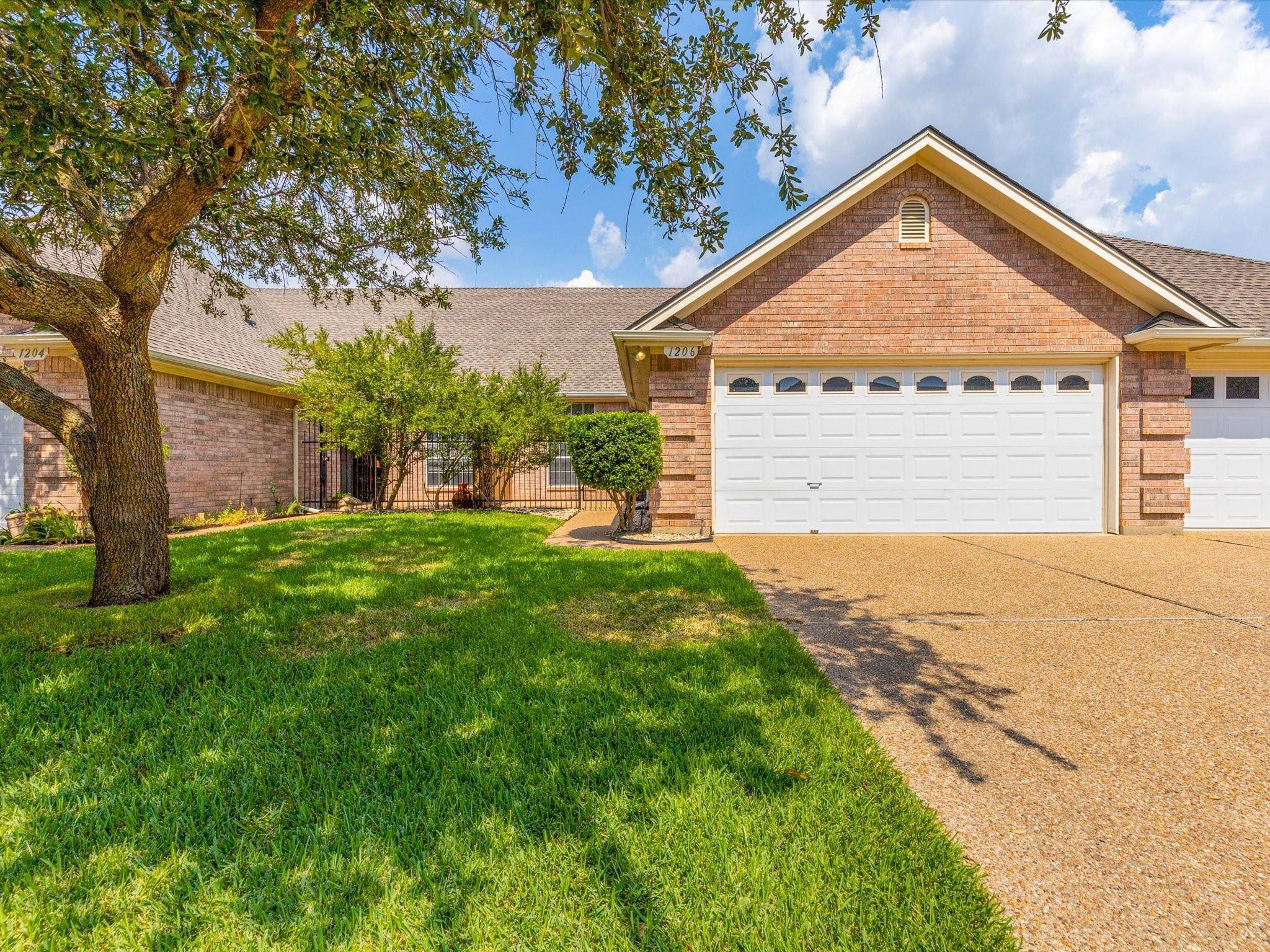 Granbury, TX 76048,1206 Henard Lane