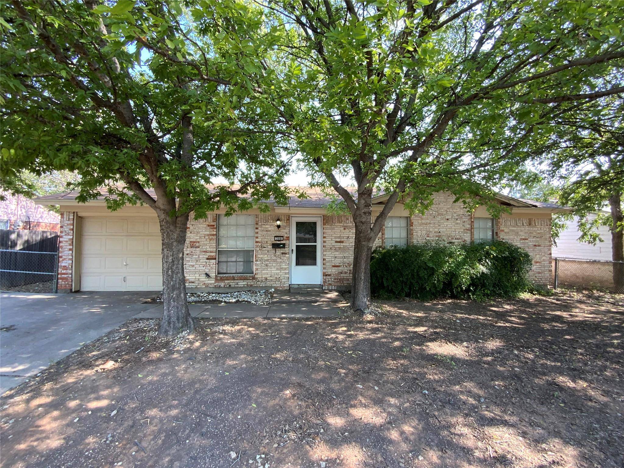 Burleson, TX 76028,308 Summercrest Boulevard