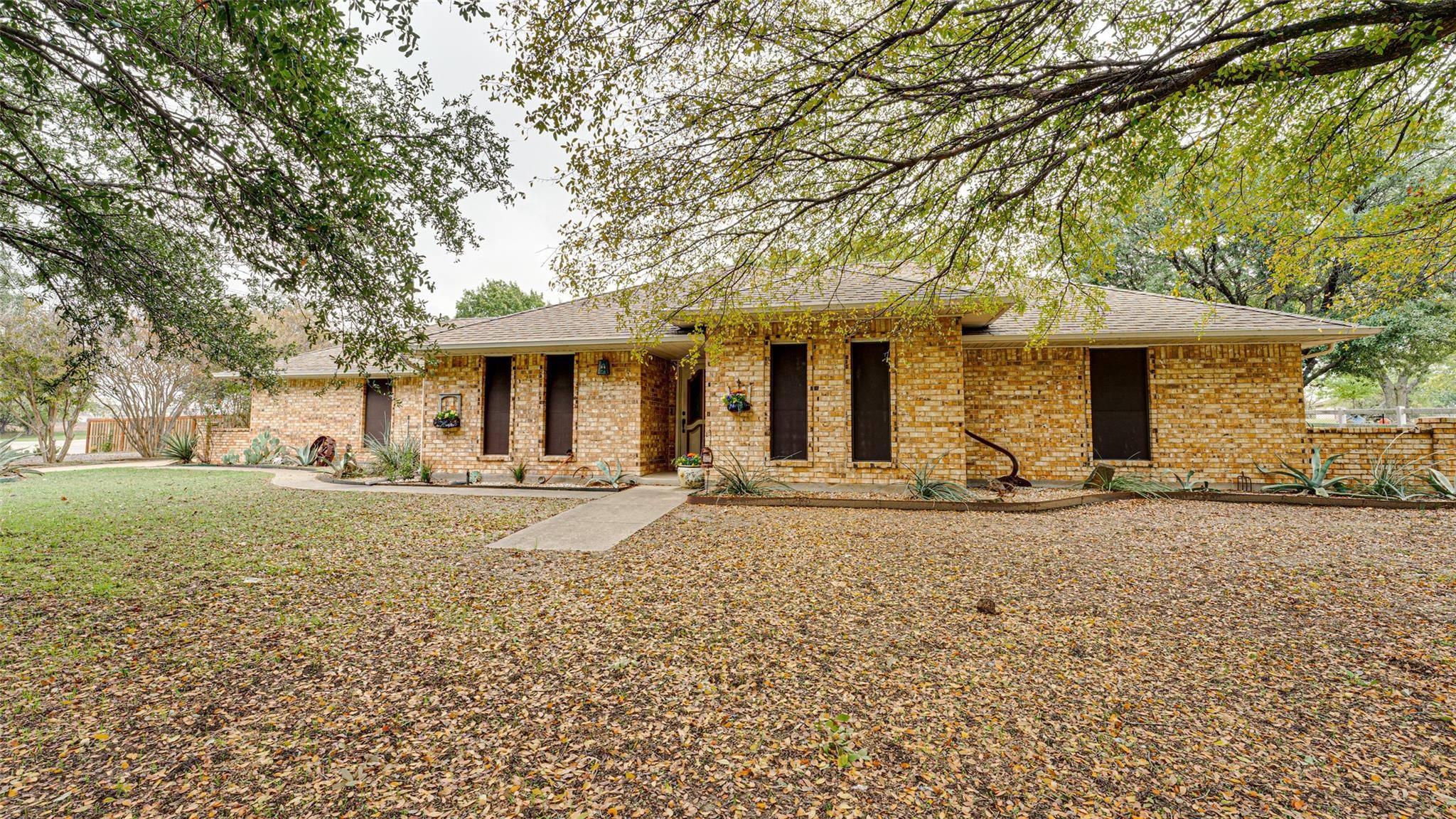 Oak Leaf, TX 75154,912 Little Creek Trail