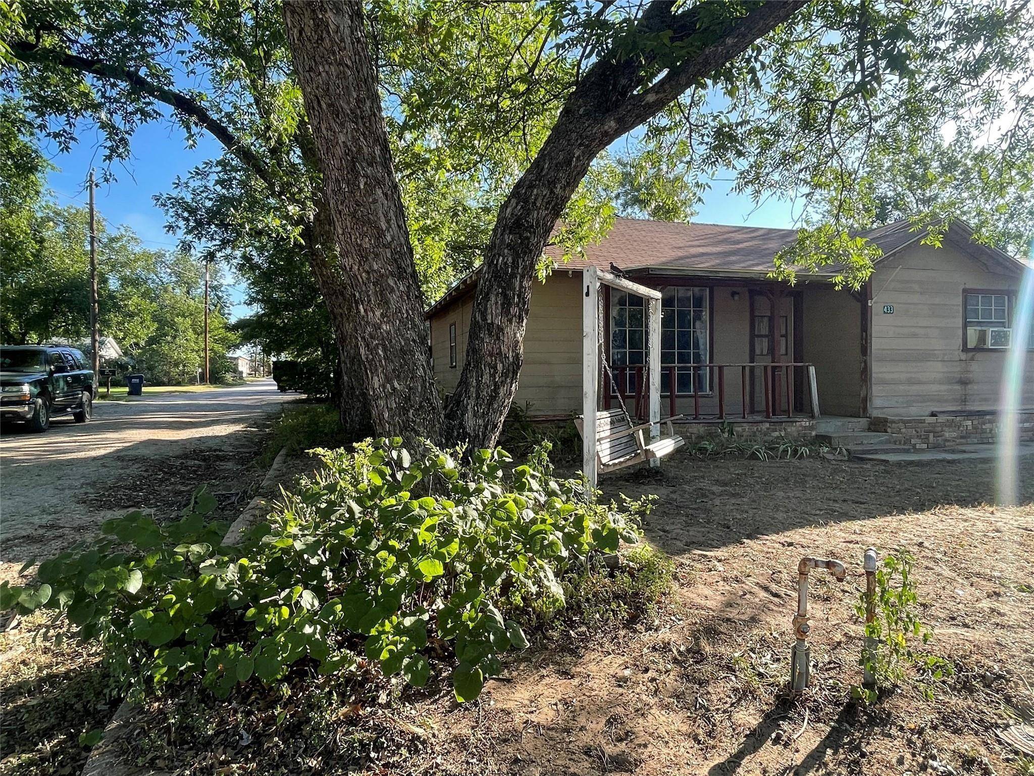 De Leon, TX 76444,433 W Hampton Avenue