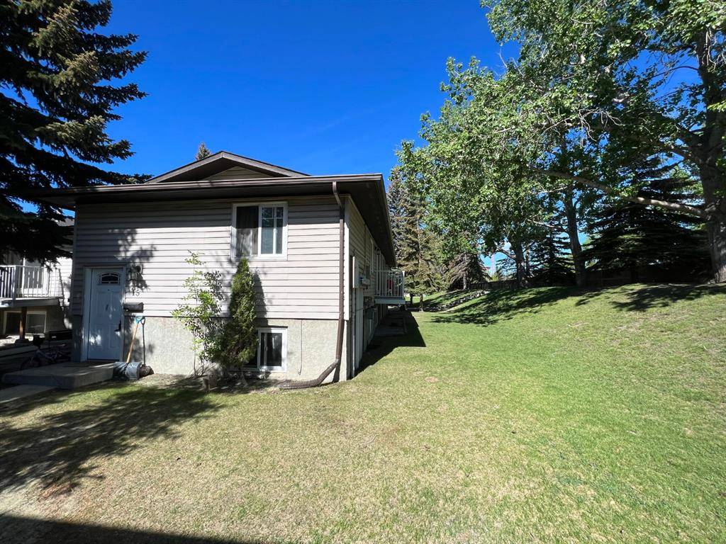 Calgary, AB T3A 2E2,5601 Dalton DR NW #15