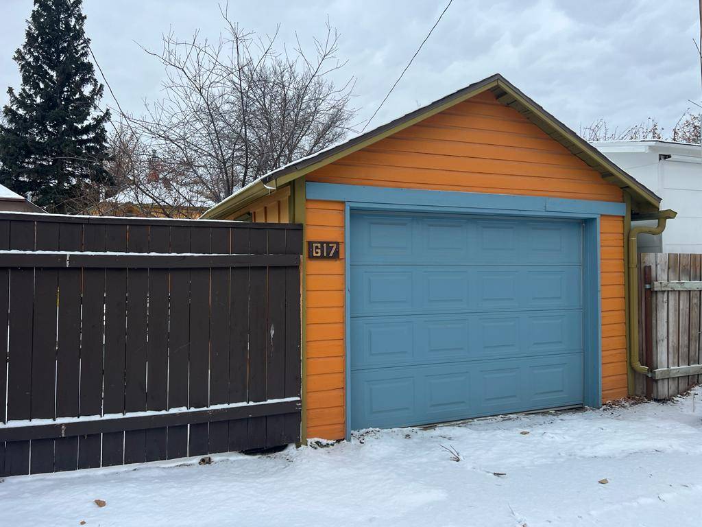 Lethbridge, AB T1J 2Y2,617 14 ST S