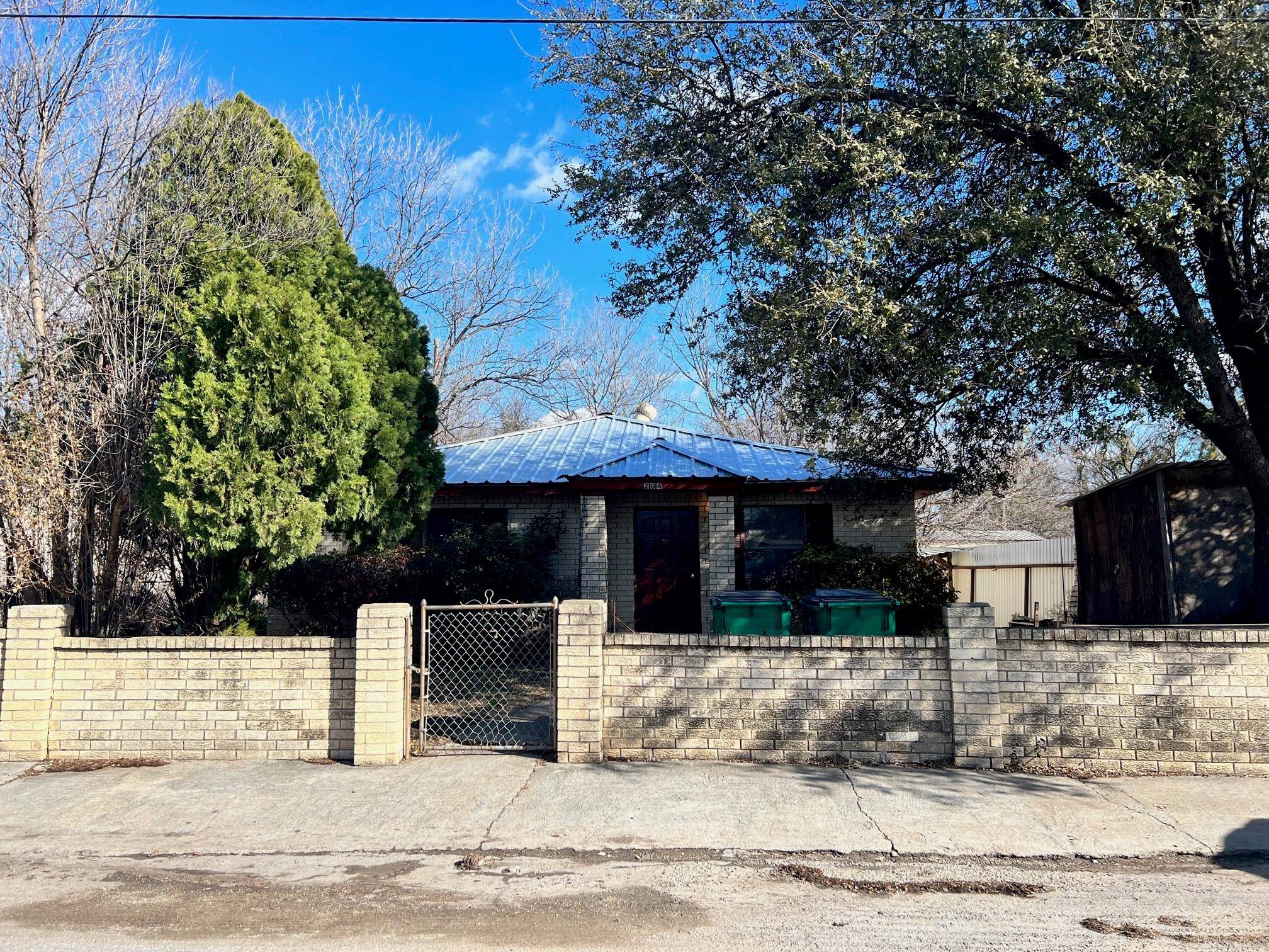 Comanche, TX 76442,204 N Lane Street