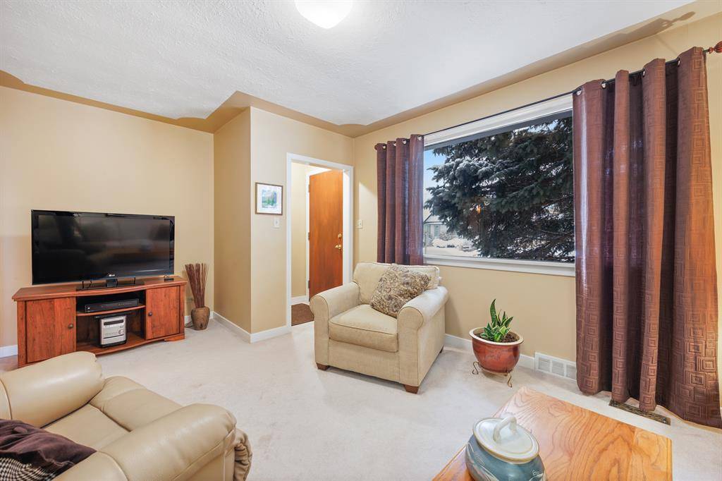 Calgary, AB T2M 1L7,1413 21 AVE NW