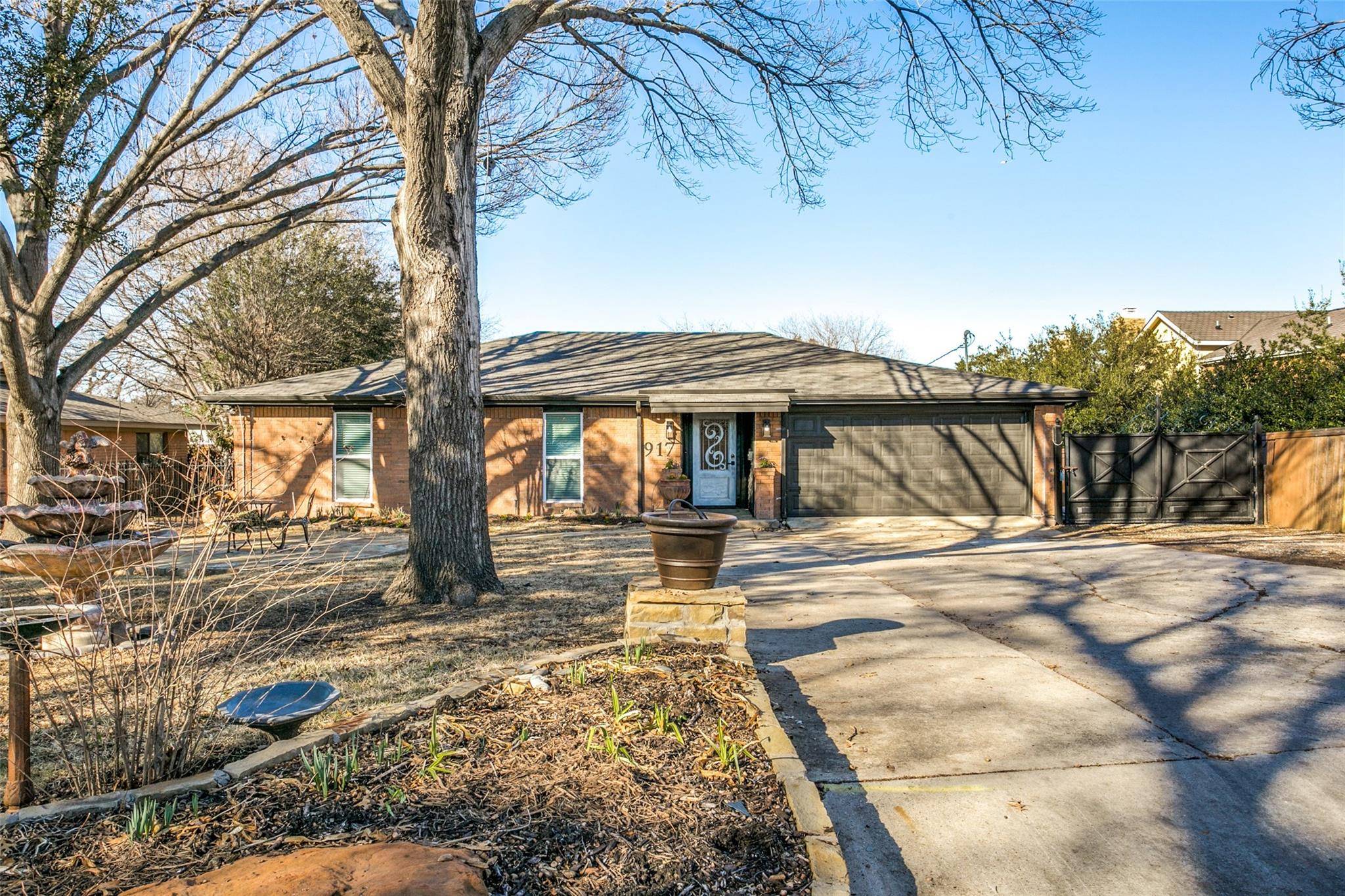 Grapevine, TX 76051,917 E Worth Street