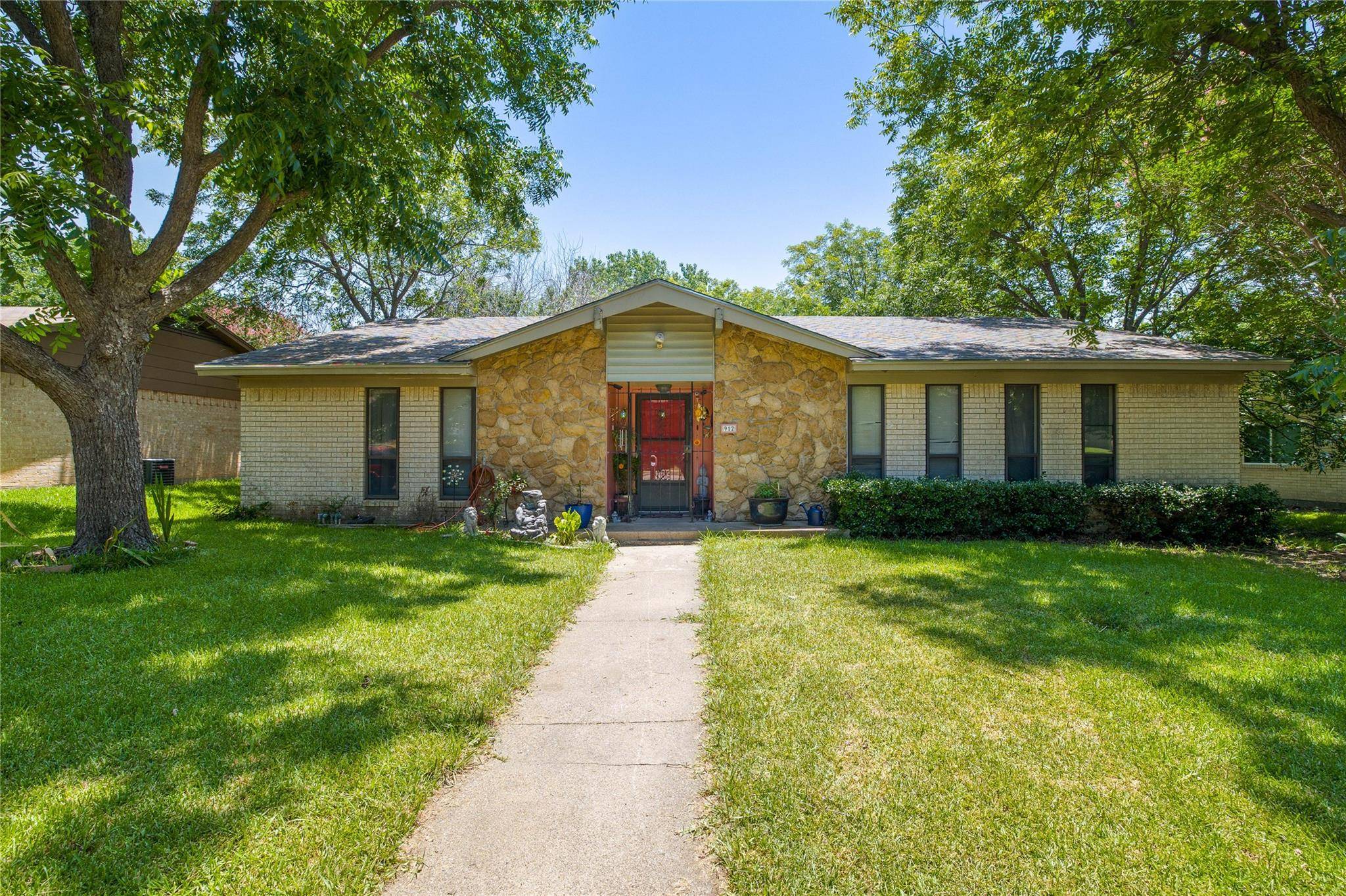 Garland, TX 75043,912 Meadowdale Circle