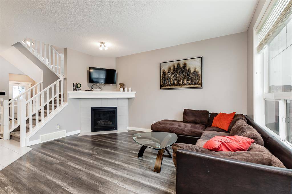 Airdrie, AB T4B 0Y5,127 Hillcrest CIR SW